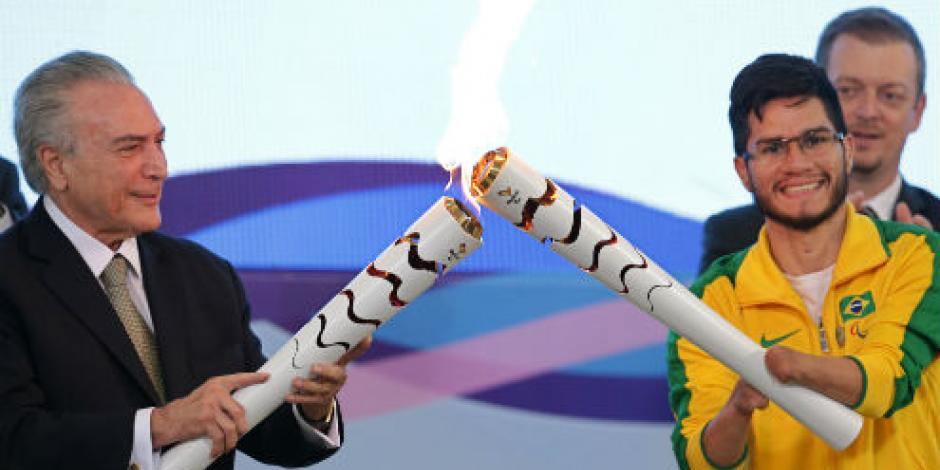 Presidente interino de Brasil enciende antorcha paralímpica