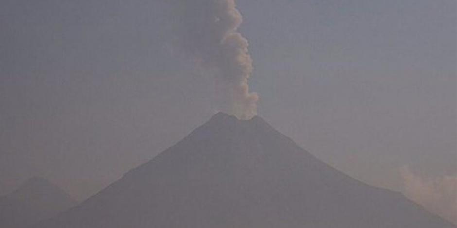 Volcán de Fuego emite fumarola de 1.9 kilómetros