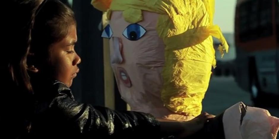 VIDEO: Niña tira a la basura a Donald Trump… piñata