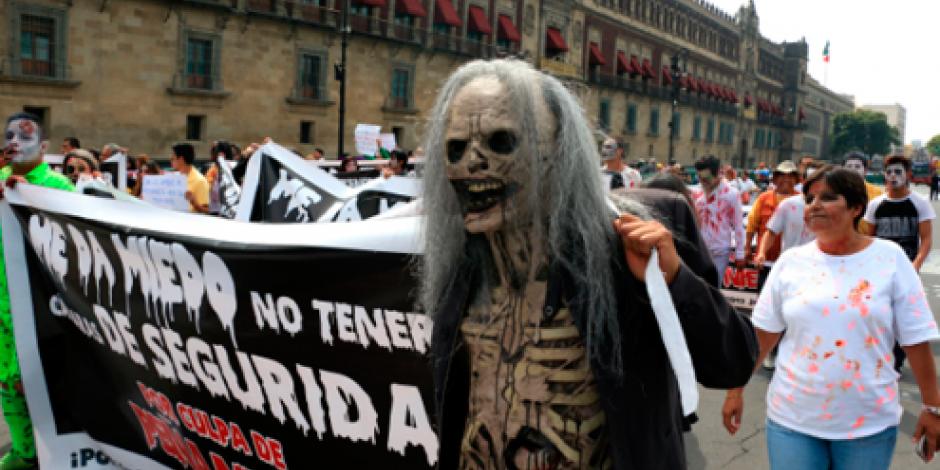 Se manifiestan perredistas "zombies" en Palacio Nacional
