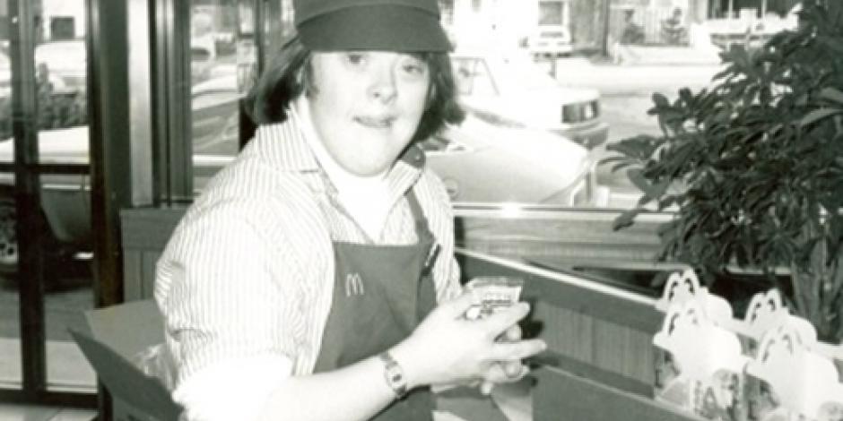 Tras 32 años de trabajo, se jubila de McDonald's mujer con síndrome de Down