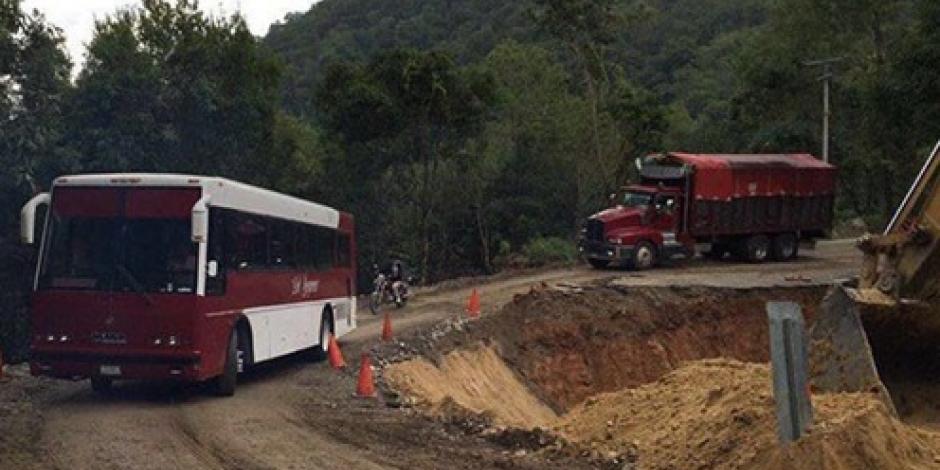 Aun con pésimas condiciones de carretera, circula transporte en Oaxaca