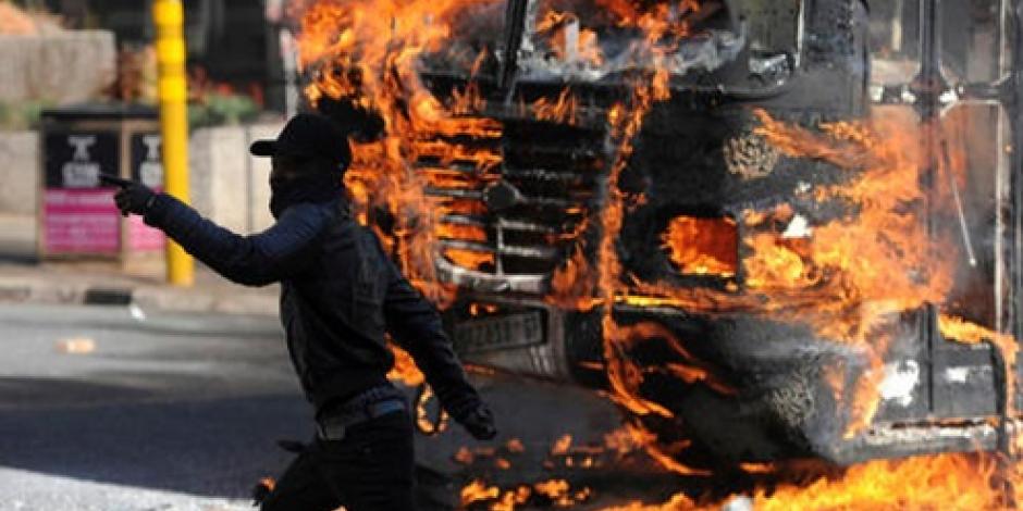 Estudiantes vuelven a las calles con protesta violenta en Sudáfrica