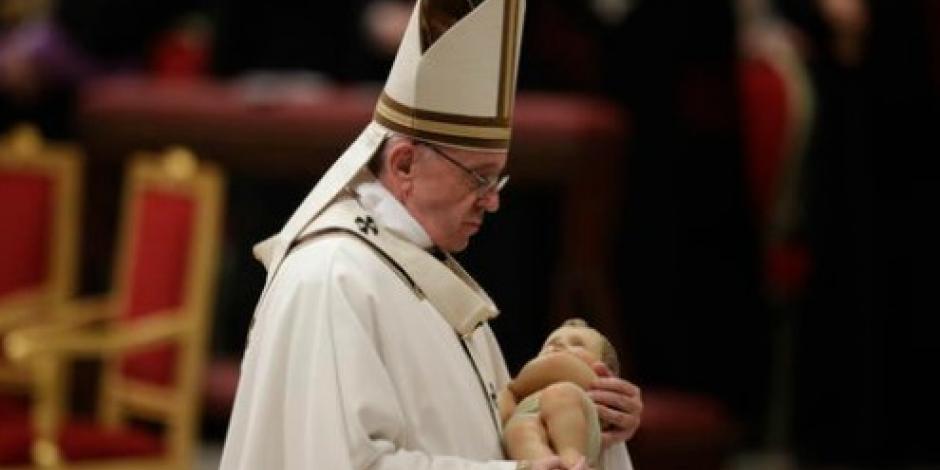 Papa Francisco pide por la paz durante misa de Nochebuena