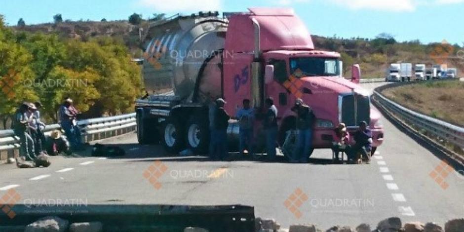 Maestros y pobladores de Nochixtlán cierran carretera en Oaxaca