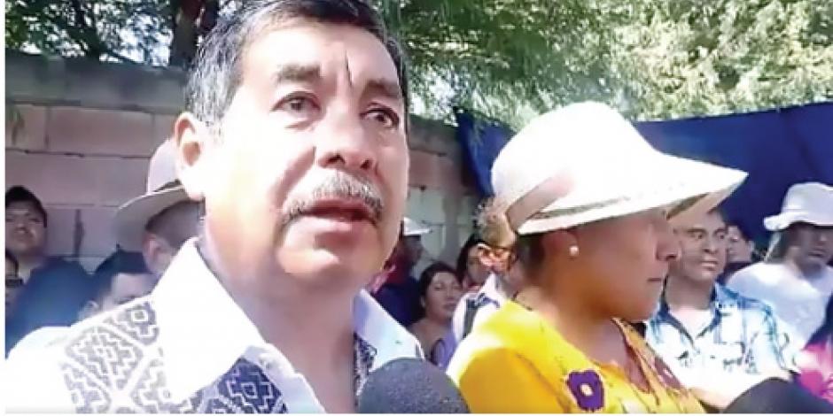 Líder de CNTE viola disposición de juez