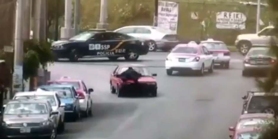 Policía se cuelga de cofre de auto y evita robo
