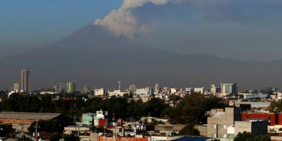 Cae ceniza del Popocatépetl en San Martín Texmelucan, Puebla