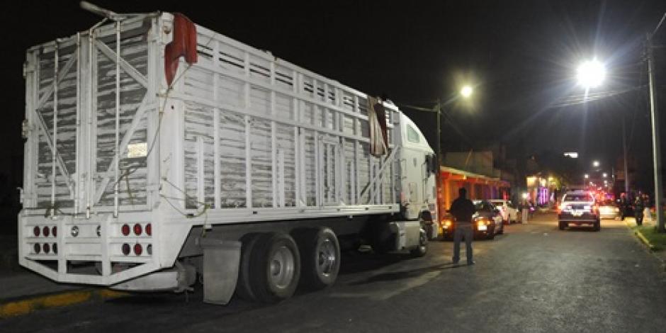 Abandonan vehículo con migrantes en Veracruz; mueren 4 por asfixia