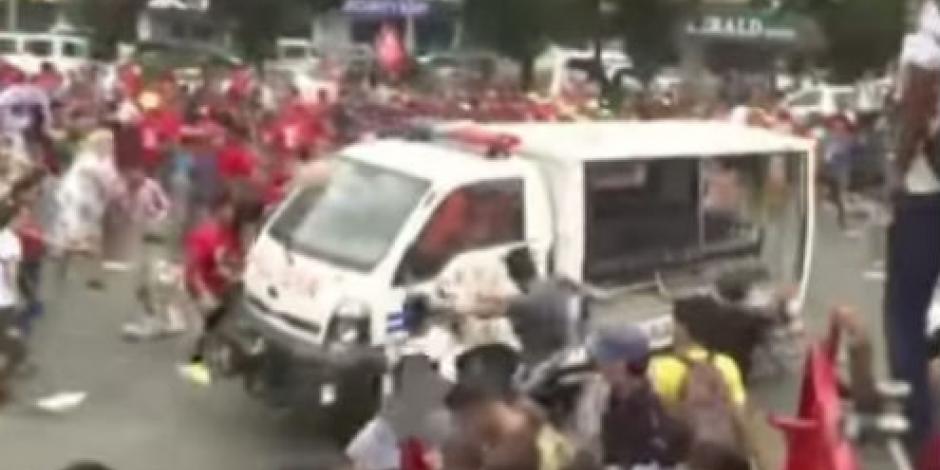 VIDEO: Policía arrolla a manifestantes en Filipinas