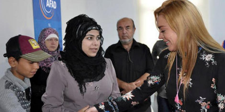 Lindsay Lohan visita refugiados sirios en Turquía