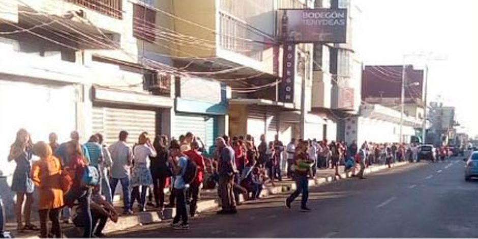 Venezolanos hacen largas filas para canje masivo de billetes