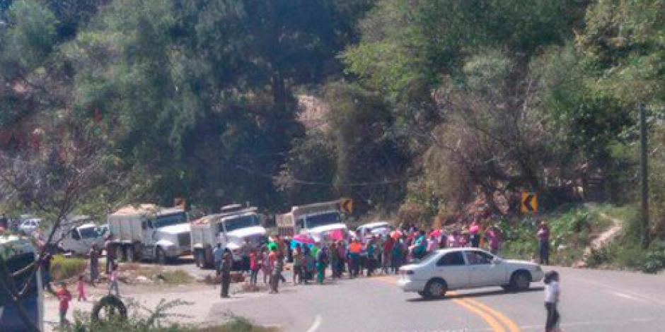Padres de familia bloquean carretera Chilpancingo-Guerrero