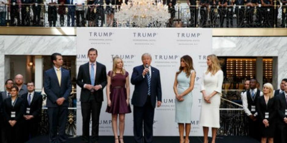 Trump hace una pausa en campaña; inaugura hotel en Washington