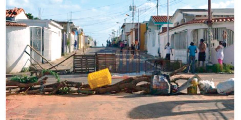 Arman barricadas para proteger sus hogares de saqueos y turbas