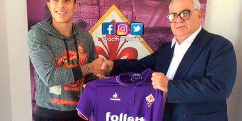 Salcedo posa con la playera de la Fiorentina