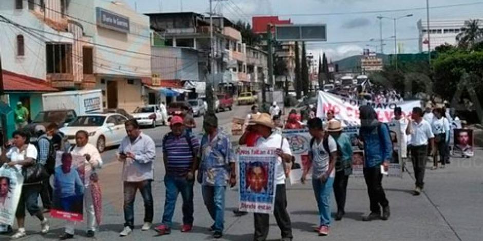 CETEG y padres de los 43 realizan marcha en Chilpancingo