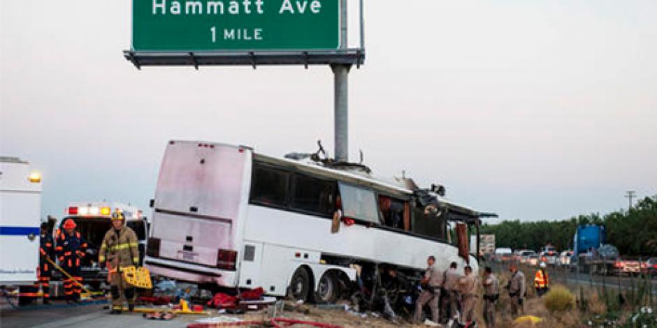 Autobús choca con señalización en EU; 5 muertos