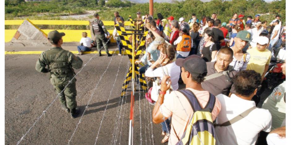 Abren la frontera, pero imponen a venezolanos tarjeta migratoria