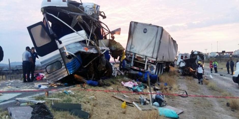 Choca camión de pasajeros en Chihuahua, hay 11 muertos y 9 heridos