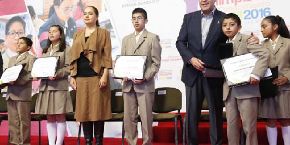 Beca Edomex a ganadores de olimpiadas del conocimiento infantil