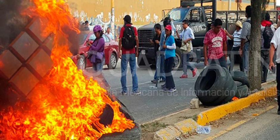 CNTE vandaliza antes de retirar bloqueo en aeropuerto de Oaxaca