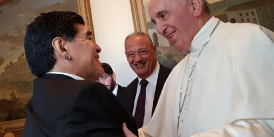 Papa saluda a figuras del futbol de cara a juego por la paz
