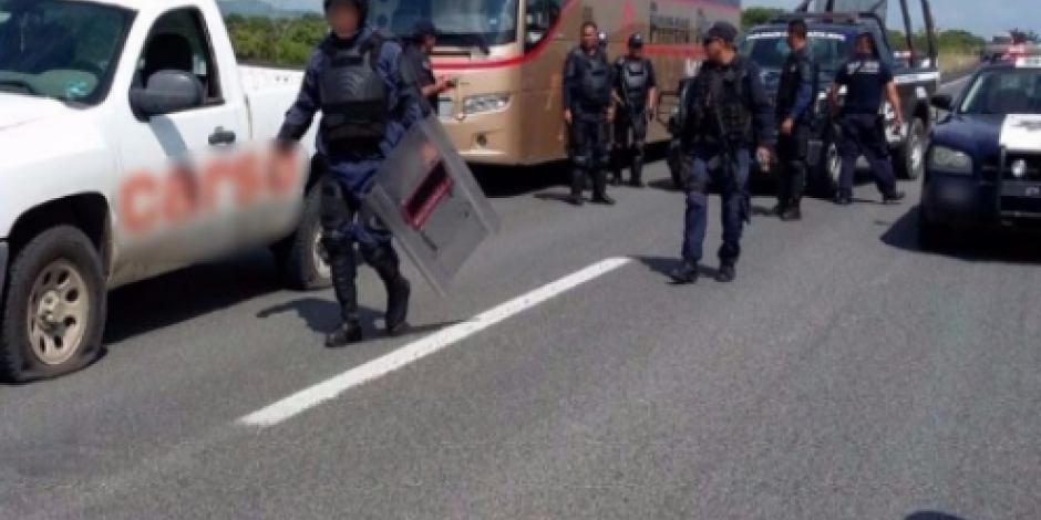 Detienen a 36 normalistas en Michoacán