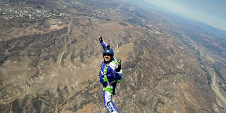 Hombre salta de avión sin paracaídas y resulta ileso