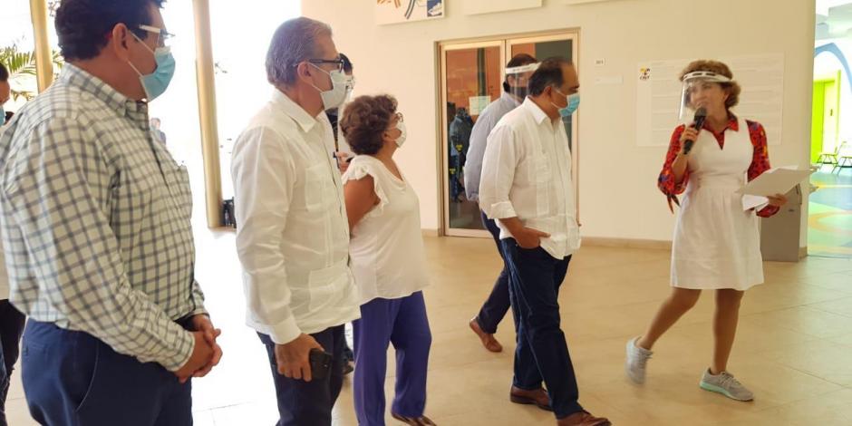 Acompañado por el director general del CRIT-Teletón Guerrero, el gobernador y su esposa recorrieron las dos áreas donde están instaladas las 73 camas para pacientes Covid-19 y no Covid.