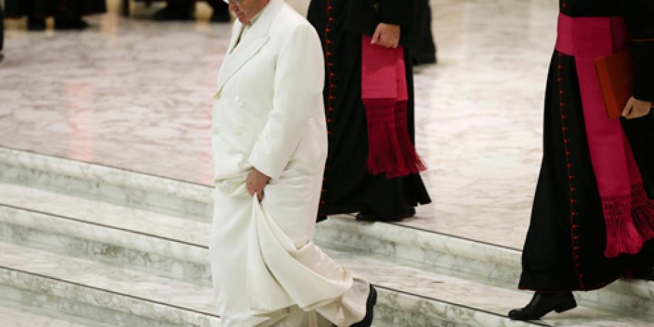 Papa pide perdón por los escándalos en El Vaticano