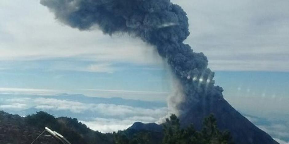 Volcán de Fuego emite fumarola de más de dos mil metros