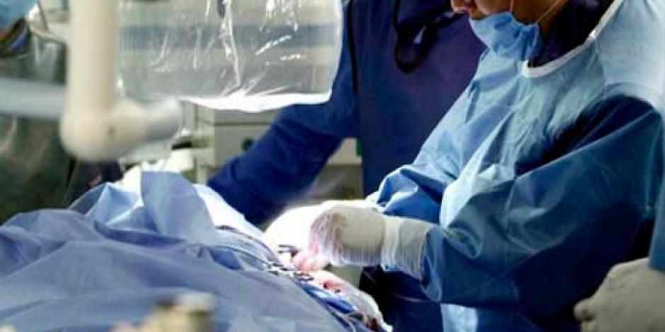 Cinco médicos son acusados de usar implantes extraídos de pacientes muertos.
