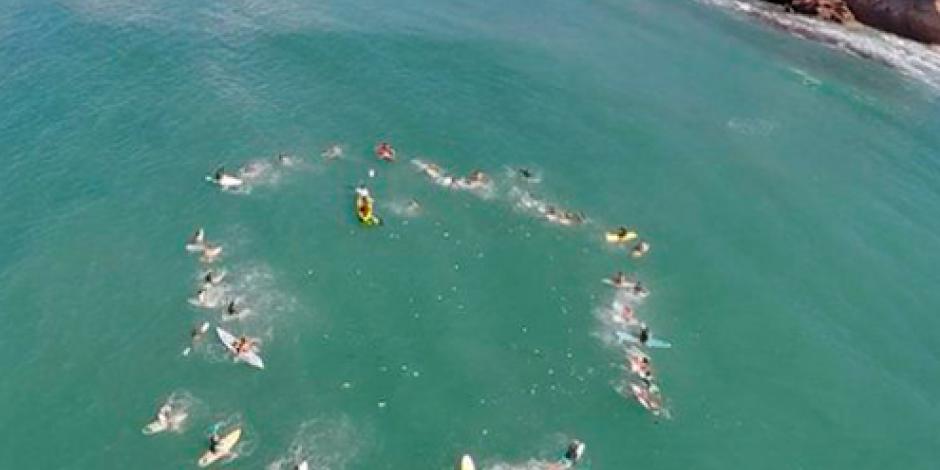 Surfistas mexicanos realizan homenaje por australianos asesinados