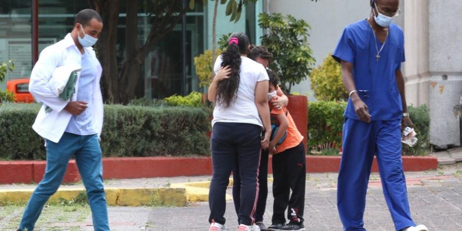 En el ingreso al Hospital Tláhuac una familia de un enfermo de Covid-19 se abraza mientras llora.