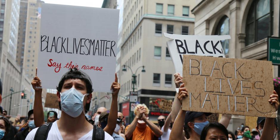 Un grupo de manifestantes marcha en las calles de la ciudad de Nueva York, el sábado 6 de junio de 2020, para protestar contra el racismo y la brutalidad policial, tras la muerte de George Floyd.