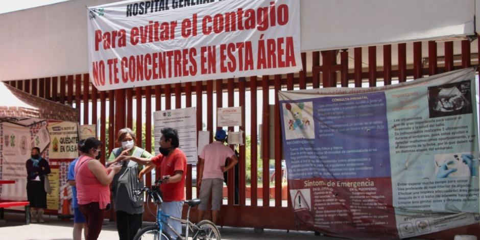 Familiares esperan horas, incluso días a las afueras del Hospital General de Tláhuac, con la finalidad de tener noticias de sus familiares internos contagiados por COVID-19.