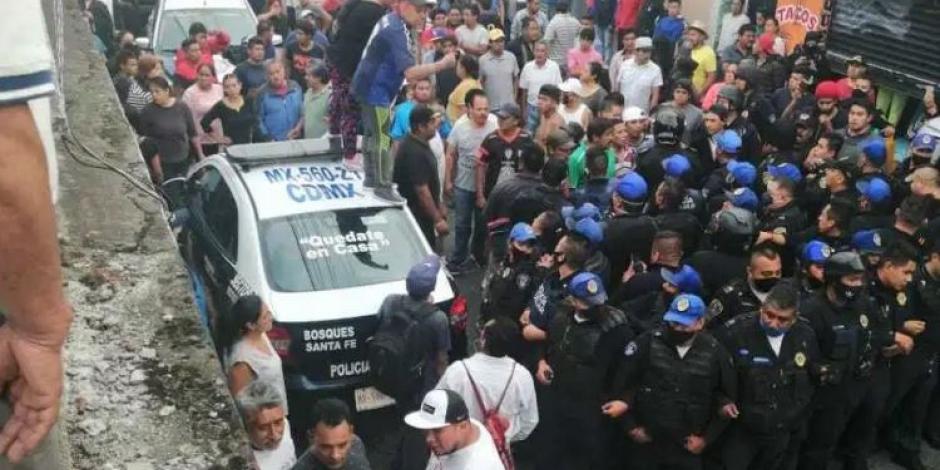 Una fuerte movilización policíaca se registró la tarde de este domingo en la calle Fraternidad en Cuajimalpa, ante un intento de linchamiento.