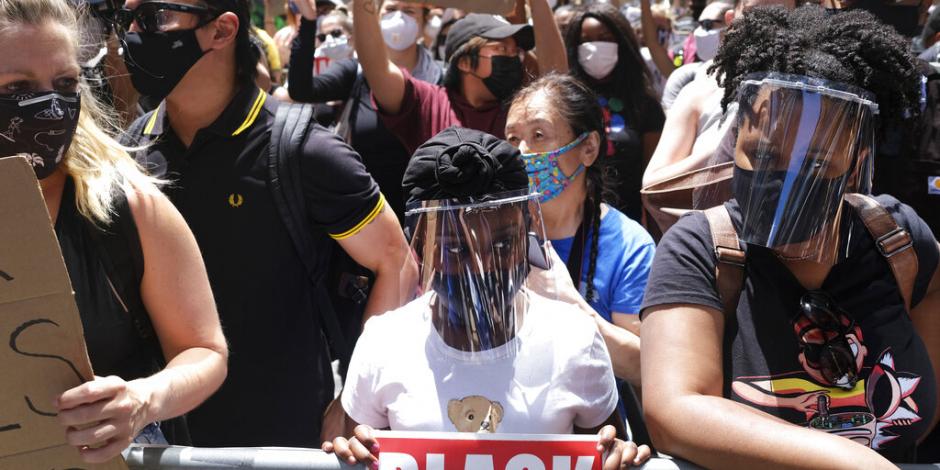 Manifestantes participan en una marcha cerca de Times Square el domingo 7 de junio de 2020. La ciudad se prepara para retomar sus actividades después de más de dos meses de confinamiento.