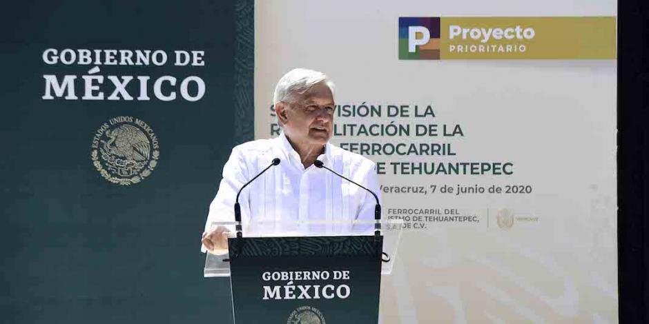 Andrés Manuel López Obrador durante la supervisión de la rehabilitación de la vía del Ferrocarril del Istmo de Tehuantepec.