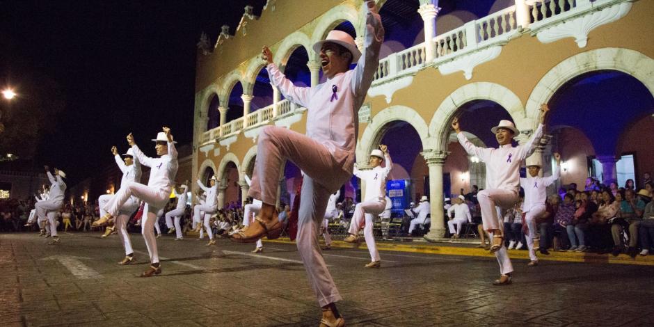 El Ballet Folklórico Titular y Juvenil de Mérida, Yucatán.