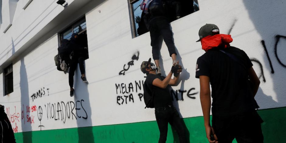 Manifestantes  saquean comercios, vandalizan, causan destrozos en la Fiscalía de la Ciudad de México (foto) y exigen justicia para Melanie; agentes evitan confrontación.