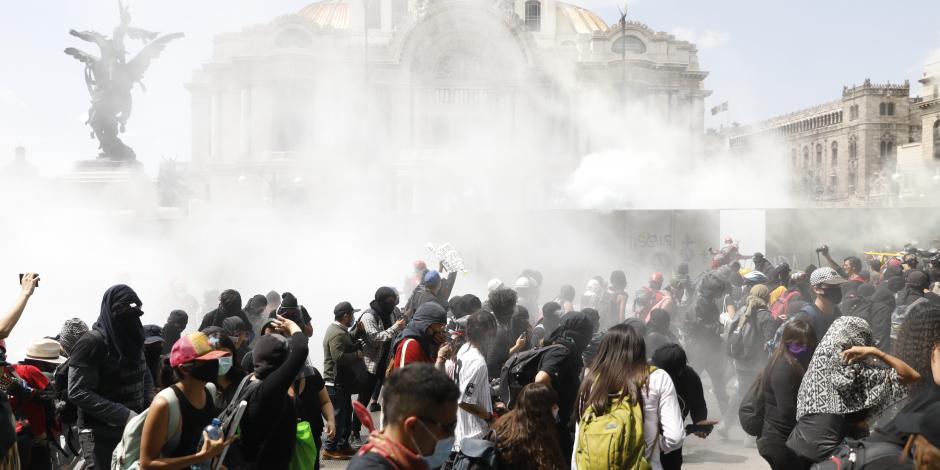 Manifestantes frente al Palacio de Bellas Artes, durante una marcha en la Ciudad de México, el 8 de junio de 2020.