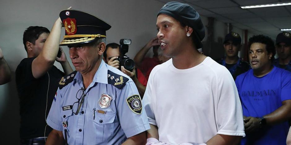 Ronaldinho sigue preso en Paraguay, tras se acusado por presentar documentación falsa.