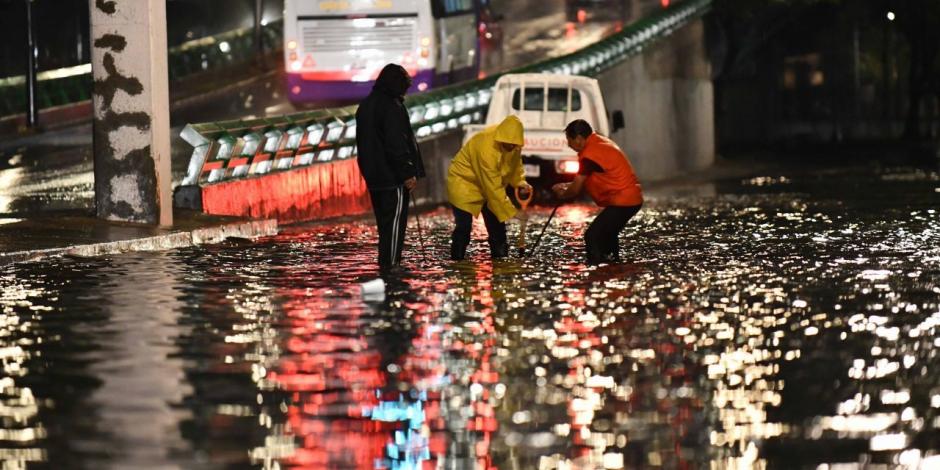 Una torrencial lluvia acompañada de granizo se registro ayer en la Ciudad de México. Vías principales se inundaron.
