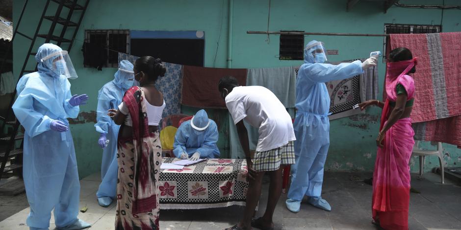 Personal sanitario realiza pruebas de COVID-19  en Mumbai, India, el 7 de junio de 2020.