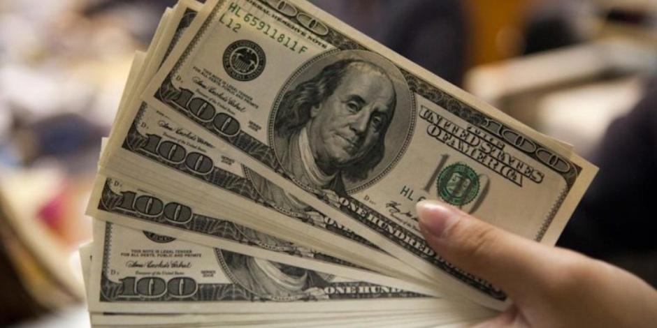 Peso gana 0.60% frente al dólar.