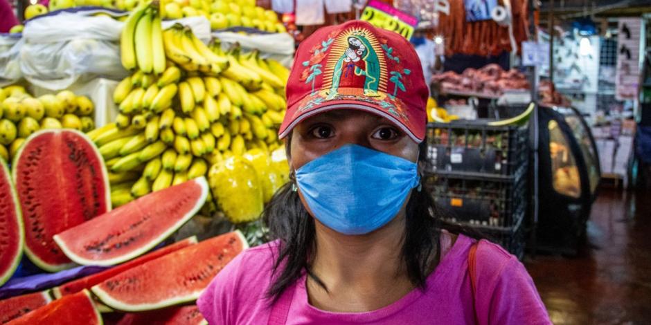 Mujer con cubrebocas en el mercado de Xochimilco de la Ciudad de México..