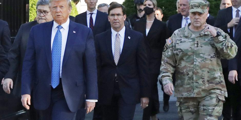 El general Mark Milley, jefe del Estado Mayor Conjunto de las fuerzas armadas de EU, acompaña al presidente Donald Trump, el 1 de junio de 2020.