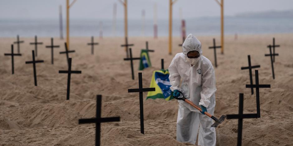 Cruces en playas de Río representan las muertes por Covid-19, en una protesta, ayer.